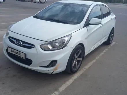 Hyundai Solaris 2013 года за 1 800 000 тг. в Уральск – фото 2