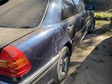 Mercedes-Benz C 180 1996 годаүшін600 000 тг. в Уральск – фото 2