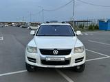 Volkswagen Touareg 2007 года за 6 790 000 тг. в Алматы – фото 2