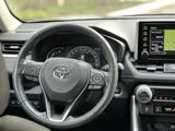 Toyota RAV4 2020 года за 15 250 000 тг. в Караганда – фото 2