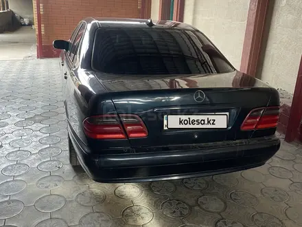 Mercedes-Benz E 240 2000 года за 3 200 000 тг. в Туркестан – фото 2