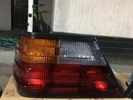 Задние фонари на Mercedes Benz 124 кузов под оригинал дубликат! за 16 000 тг. в Алматы – фото 2