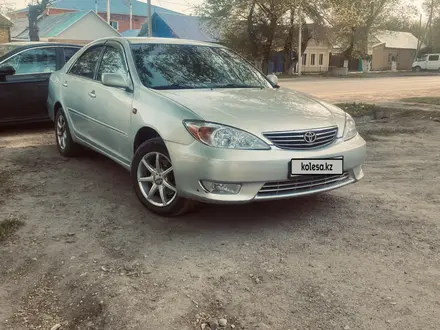 Toyota Camry 2003 года за 4 000 000 тг. в Актобе – фото 2