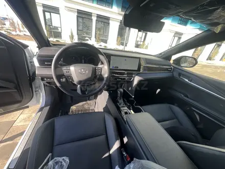 Toyota Camry 2025 года за 23 800 000 тг. в Актобе – фото 5