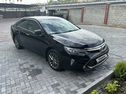 Toyota Camry 2017 года за 14 500 000 тг. в Алматы – фото 2