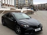 Toyota Camry 2021 года за 14 000 000 тг. в Атырау – фото 3