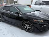 Toyota Camry 2021 года за 14 000 000 тг. в Атырау – фото 2