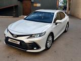 Toyota Camry 2021 года за 11 750 000 тг. в Караганда – фото 2