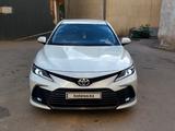 Toyota Camry 2021 года за 11 750 000 тг. в Караганда