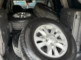 Шины с дисками комплект, крузак, 570 — 285/65 R17 за 128 000 тг. в Алматы