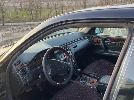 Mercedes-Benz E 320 1999 года за 2 150 000 тг. в Актобе – фото 7