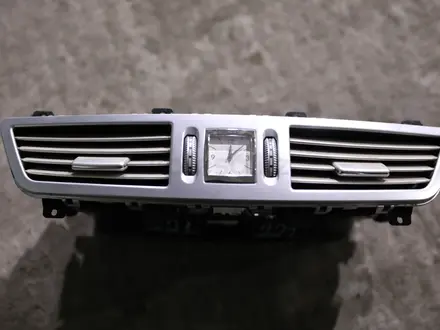 Дефлектор обдува салона (воздушный, часы, накладка торпеда) Mercedes Benz за 10 000 тг. в Алматы