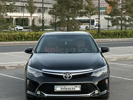Toyota Camry 2017 года за 10 950 000 тг. в Астана – фото 2