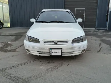 Toyota Camry 2000 года за 2 500 000 тг. в Алматы