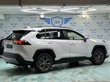 Toyota RAV4 2022 года за 18 800 000 тг. в Астана – фото 2