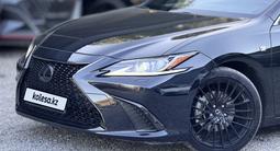 Lexus ES 350 2018 года за 20 300 000 тг. в Алматы – фото 2