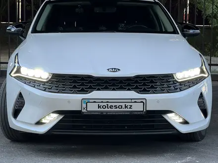 Kia K5 2021 года за 9 200 000 тг. в Караганда