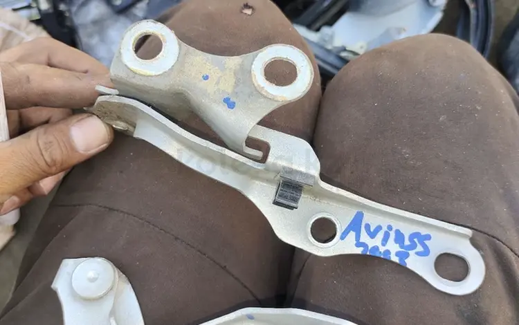 Шарнир капот на toyota avensis за 500 тг. в Алматы