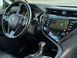 Toyota Camry 2019 года за 14 500 000 тг. в Актобе – фото 4