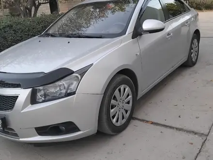 Chevrolet Cruze 2011 года за 3 500 000 тг. в Туркестан – фото 2