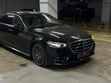Mercedes-Benz S 500 2022 года за 69 500 000 тг. в Астана – фото 2