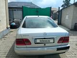 Mercedes-Benz E 240 1998 года за 2 300 000 тг. в Талдыкорган – фото 5
