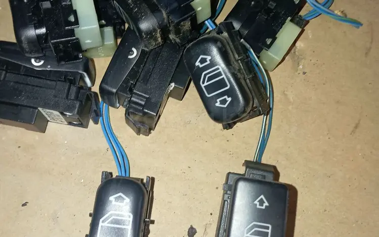 Кнопки стеклоподьемника MB 220 за 5 000 тг. в Алматы