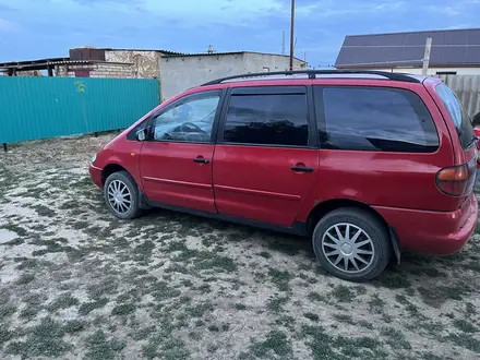 Volkswagen Sharan 1997 года за 1 000 000 тг. в Уральск – фото 2