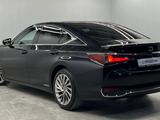 Lexus ES 300h Luxury 2.5 2022 года за 21 000 000 тг. в Алматы – фото 4