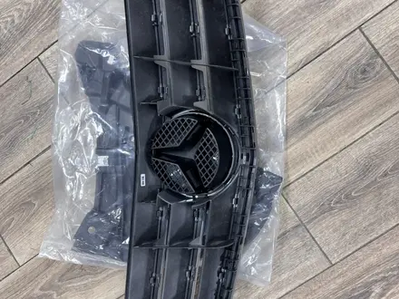 Решетка радиатора Mercedes Benz W204 за 45 000 тг. в Алматы – фото 2