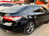 Toyota Camry 2018 года за 12 500 000 тг. в Алматы – фото 2