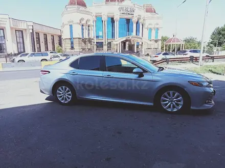 Toyota Camry 2020 года за 14 000 000 тг. в Уральск – фото 2