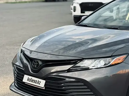 Toyota Camry 2018 года за 9 000 000 тг. в Уральск – фото 2