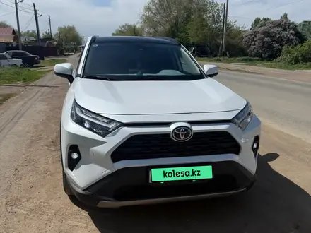 Toyota RAV4 2023 года за 14 350 000 тг. в Уральск – фото 2