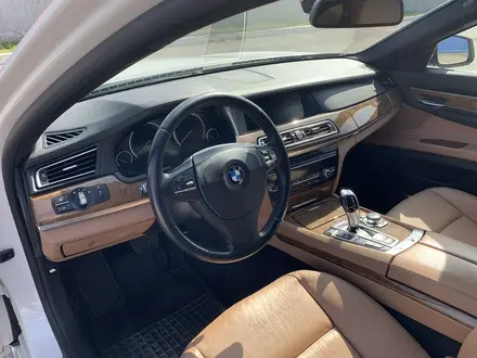 BMW 740 2010 года за 11 300 000 тг. в Алматы – фото 18