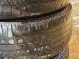 Летние шины Bridgestone 275/50 R22 (3 шт) за 40 000 тг. в Атырау – фото 2