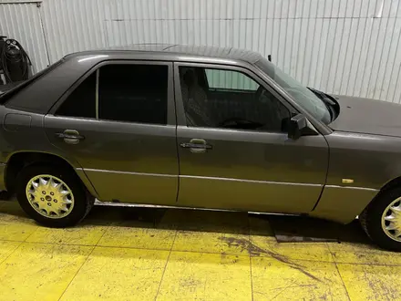 Mercedes-Benz E 200 1992 года за 1 250 000 тг. в Аксу – фото 5