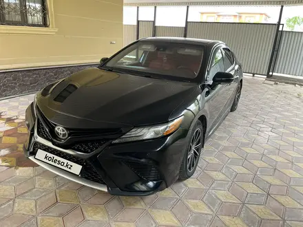 Toyota Camry 2018 года за 12 700 000 тг. в Атырау – фото 3