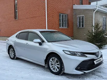 Toyota Camry 2018 года за 13 700 000 тг. в Актобе – фото 2