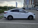 Hyundai Accent 2021 года за 8 200 000 тг. в Атырау – фото 2