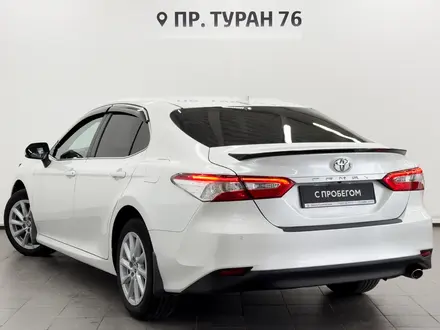 Toyota Camry 2021 года за 13 390 000 тг. в Астана – фото 2