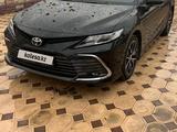 Toyota Camry 2023 года за 17 500 000 тг. в Актау – фото 3