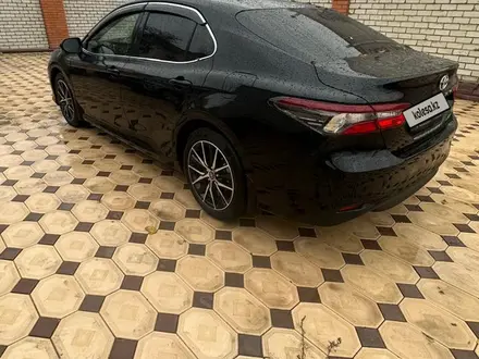 Toyota Camry 2023 года за 17 500 000 тг. в Актау – фото 6