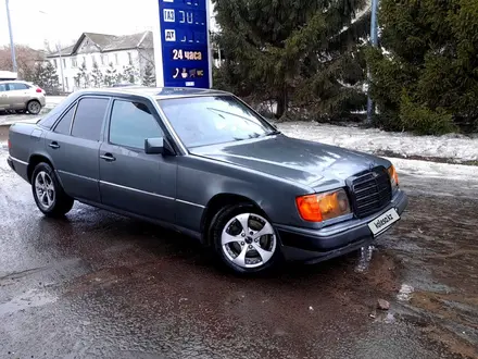 Mercedes-Benz E 200 1993 года за 930 000 тг. в Петропавловск – фото 2