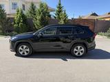 Toyota RAV4 2021 года за 12 800 000 тг. в Караганда – фото 2