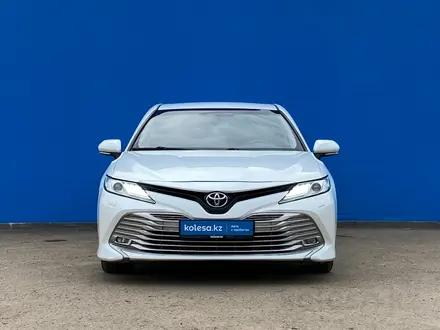 Toyota Camry 2018 года за 13 610 000 тг. в Алматы – фото 2