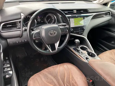 Toyota Camry 2018 года за 13 610 000 тг. в Алматы – фото 8