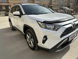 Toyota RAV4 2020 года за 18 200 000 тг. в Актобе – фото 2