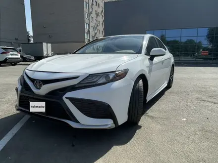 Toyota Camry 2020 года за 10 000 000 тг. в Актобе