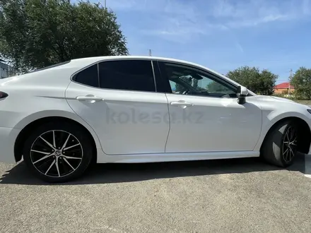 Toyota Camry 2020 года за 10 000 000 тг. в Актобе – фото 4